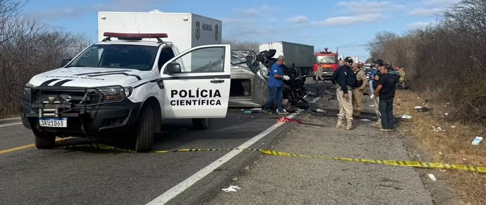 Acidente entre van e caminhonete deixa seis pessoas mortas, na PB — Foto: Artur Lira/TV Paraíba
